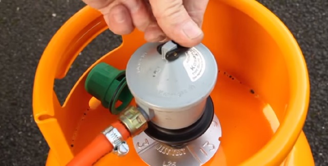 Memasang regulator pada tabung baru